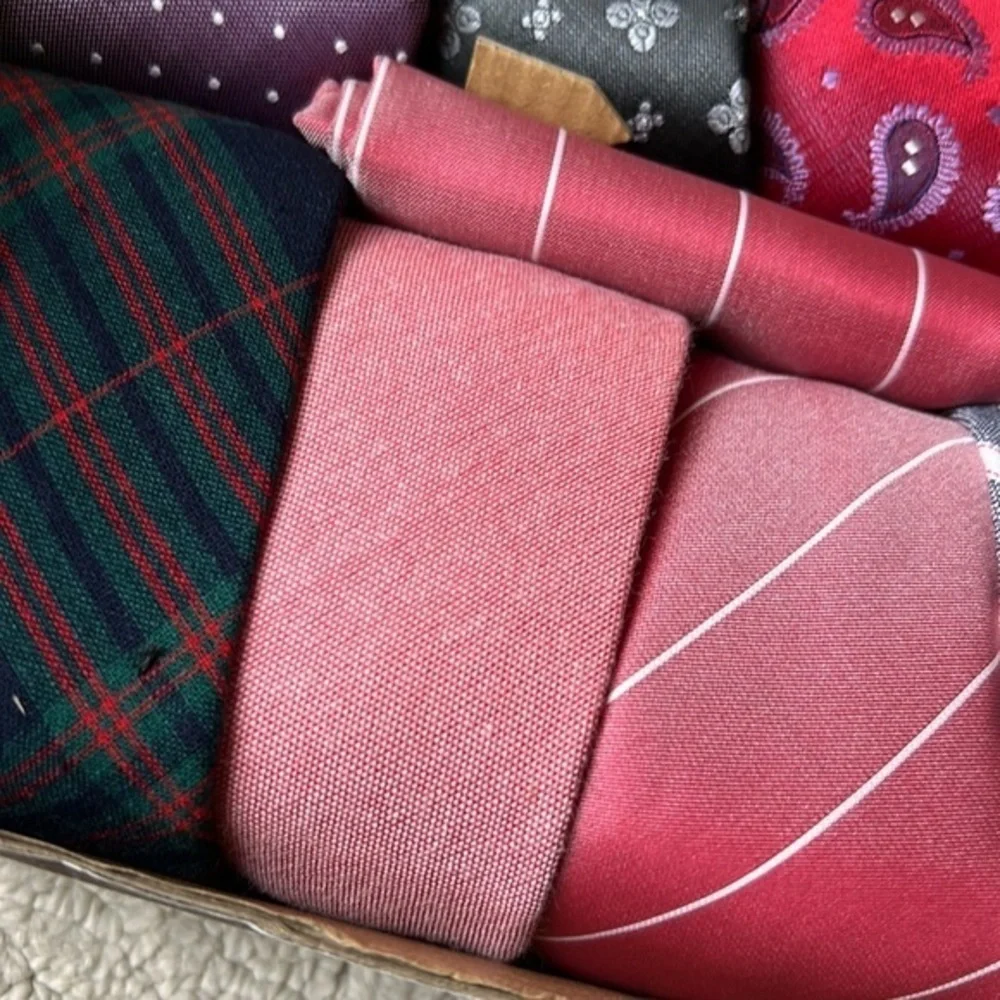 New box of 12 men’s ties, assorted colors and patterns - Picture 4 of 8